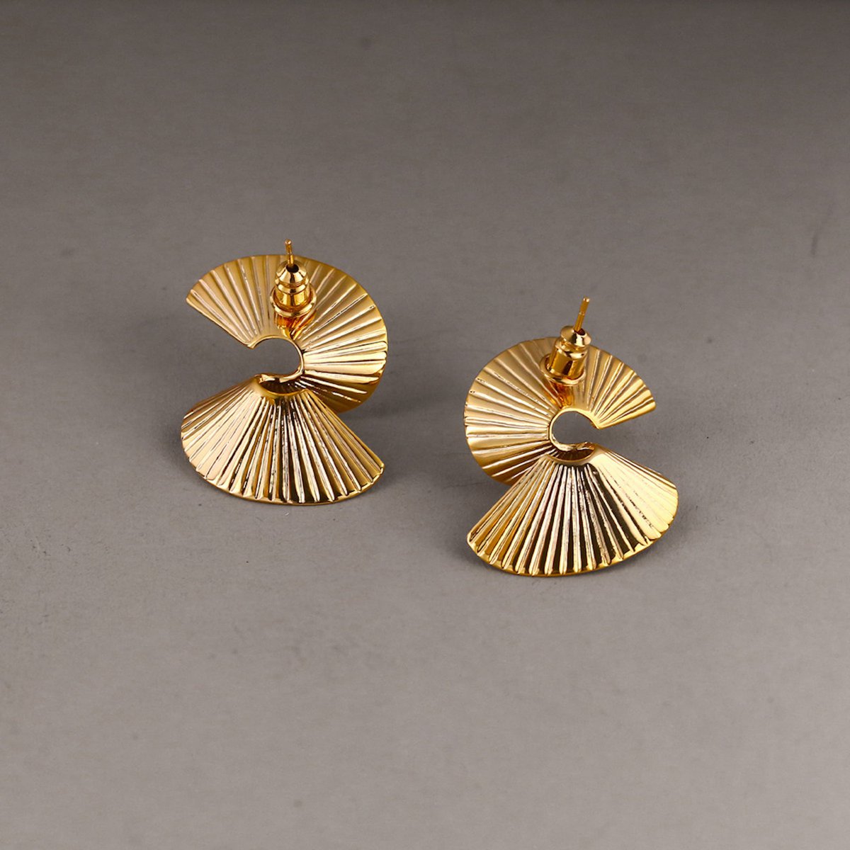 Pendientes geométricos fluidos y de diseño único en forma de abanico: oro y plata