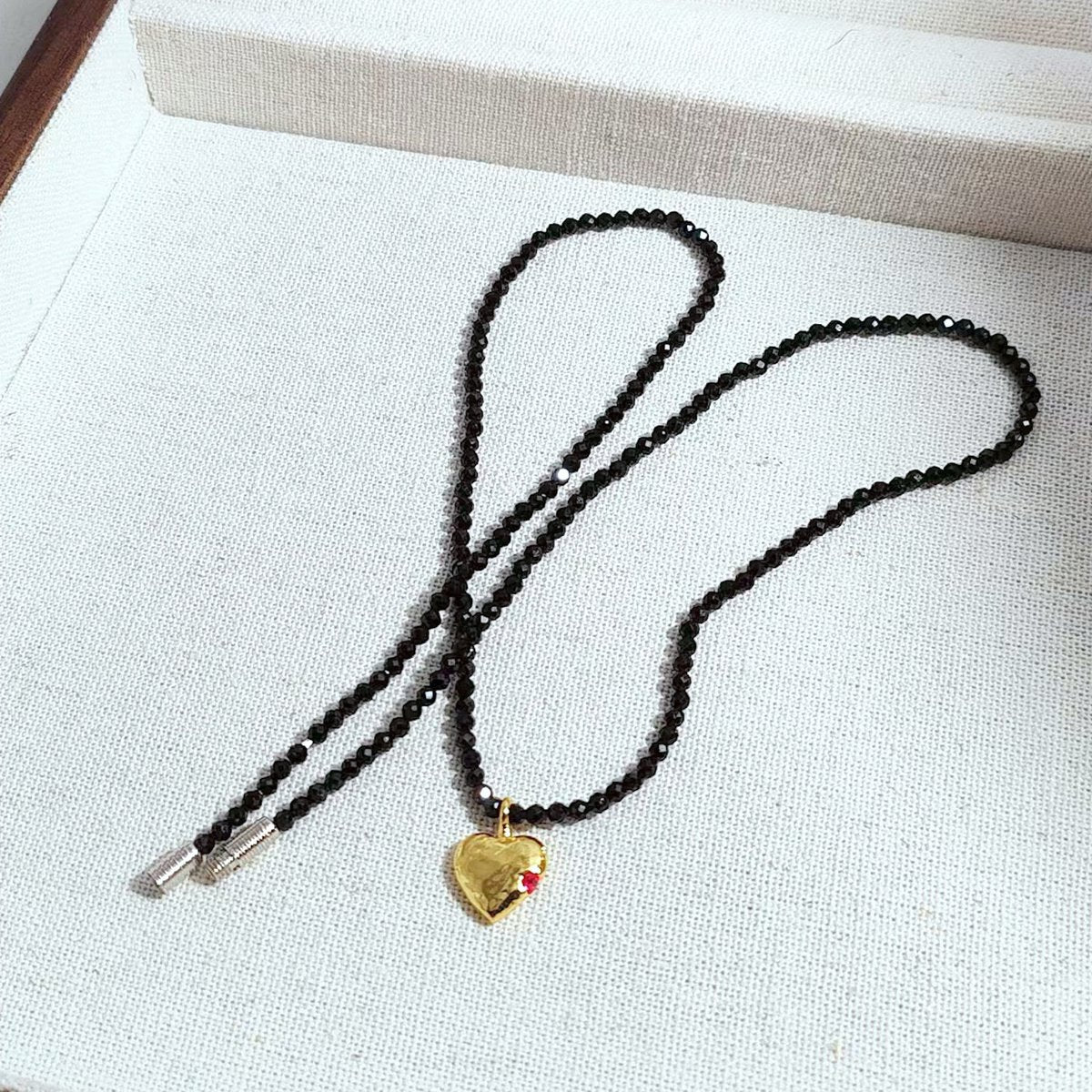 Zwarte Spinel gefacetteerde kralen slanke ketting-gouden hart charme