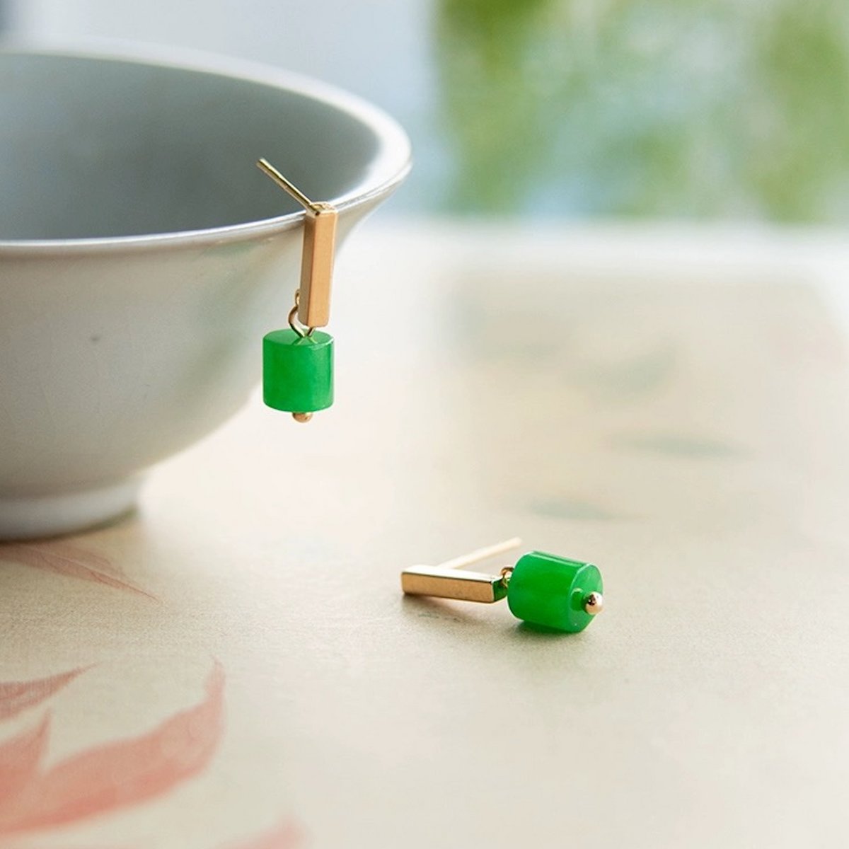 Pendientes minimalistas con barra de jade pequeña - Rellenos de oro de 18 quilates