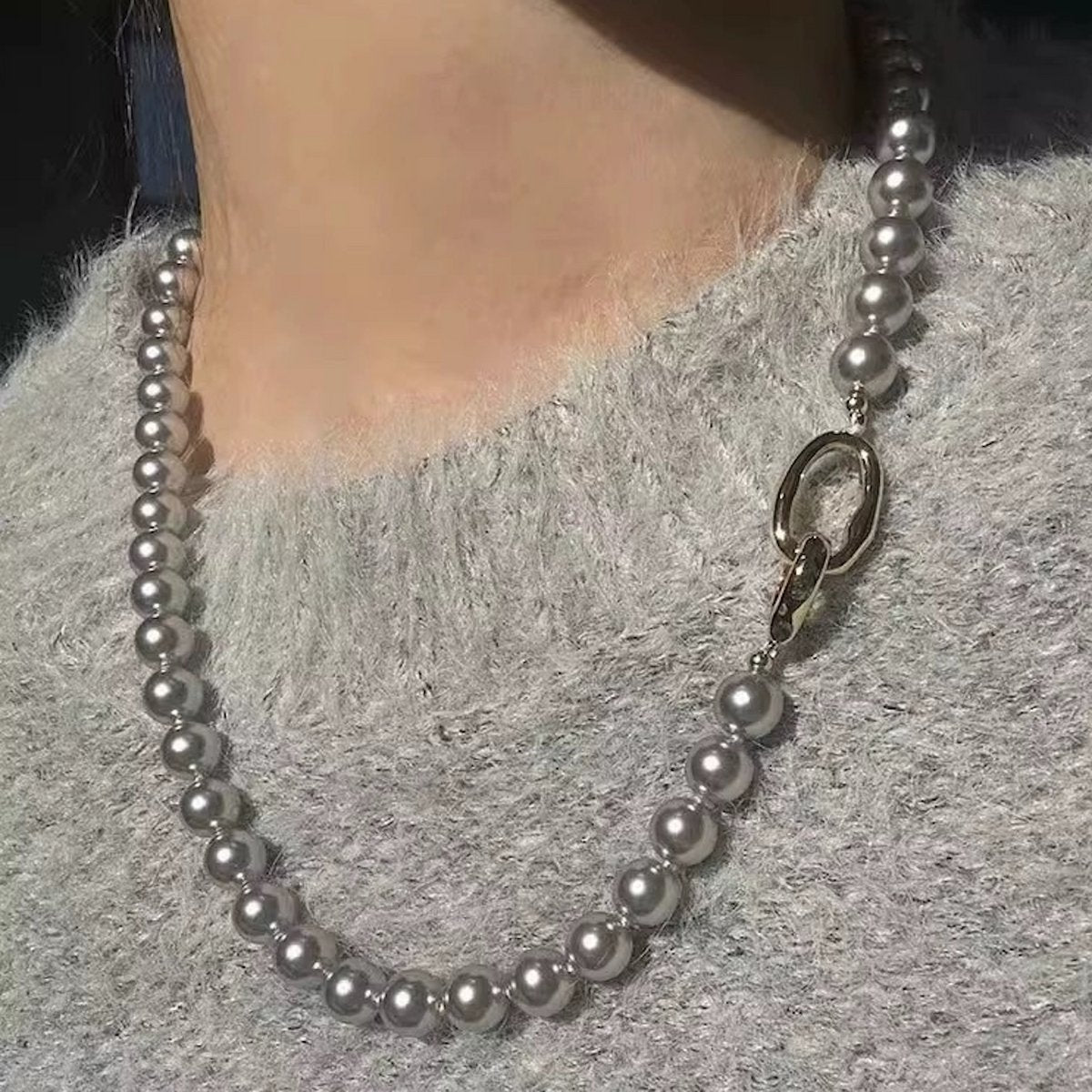 Collar de perlas grises atemporales - cierre de plata