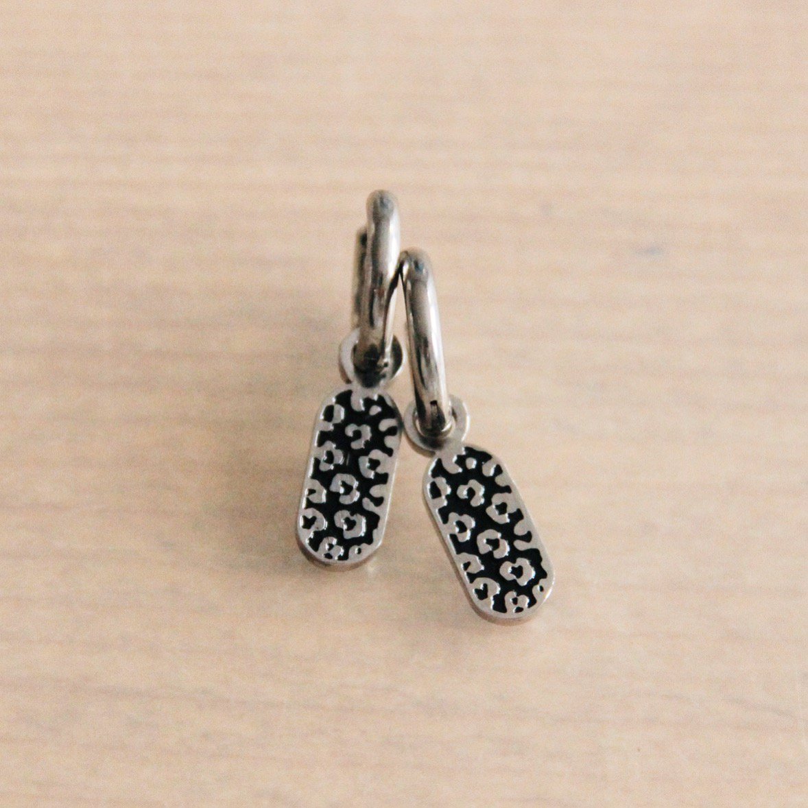 Aretes Touch of Wildness and Elegance con etiqueta de Pantera Negra - Plata