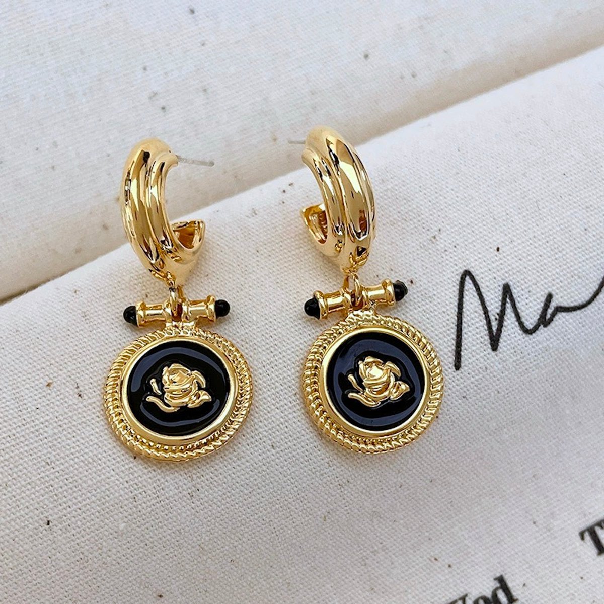 Pendientes colgantes vintage con rosa negra - Oro