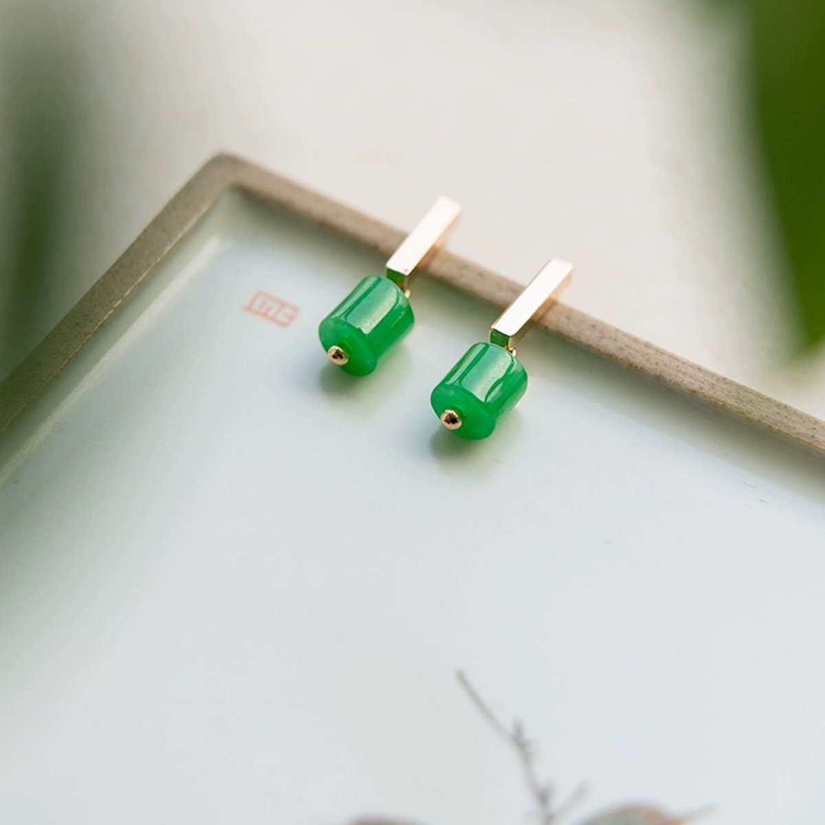 Pendientes minimalistas con barra de jade pequeña - Rellenos de oro de 18 quilates