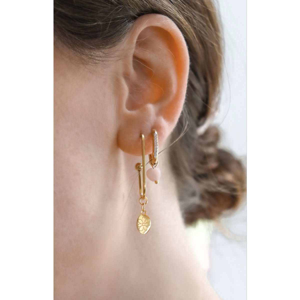 Pendientes largos con dije de flor - Oro