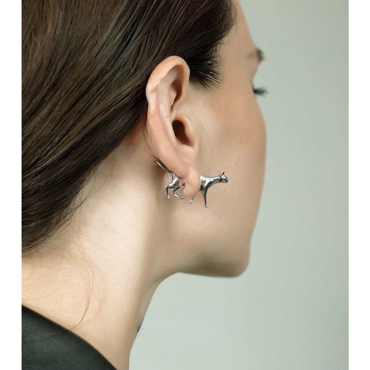 Aretes de plata de doble cara con diseño de cachorro y gato de diseño único en una sola pieza