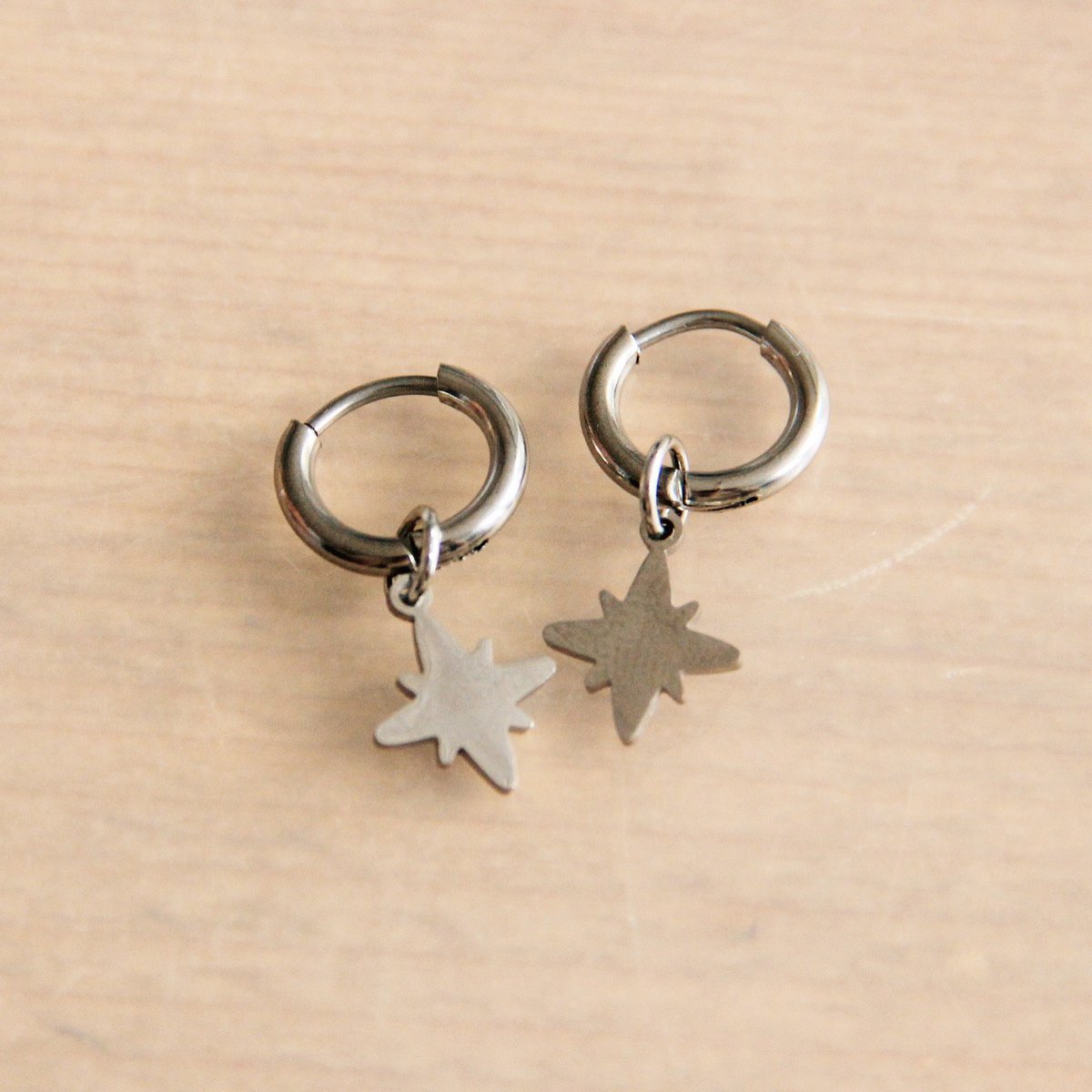 Pendientes de aro de acero inoxidable con estrella del norte - plata
