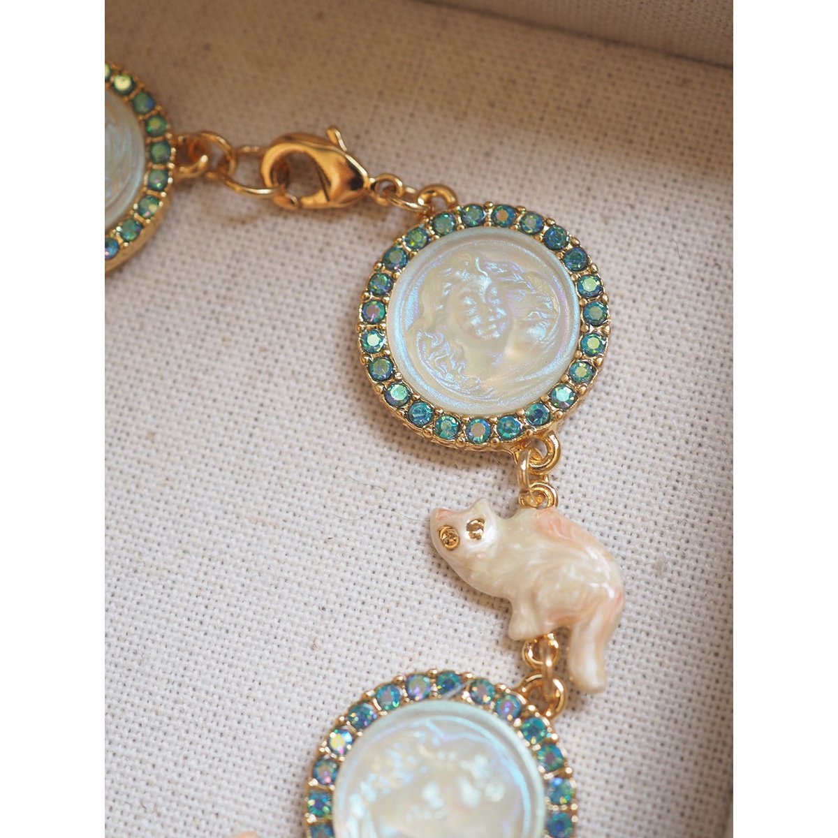 Vintage geïnspireerde Angel Face Relief-armbanden