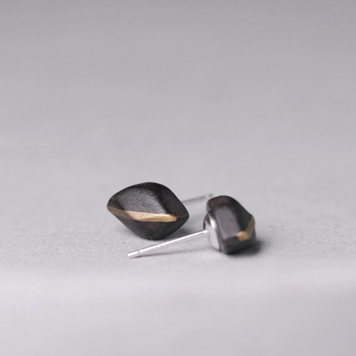 Pendientes únicos de línea de bronce de sándalo negro