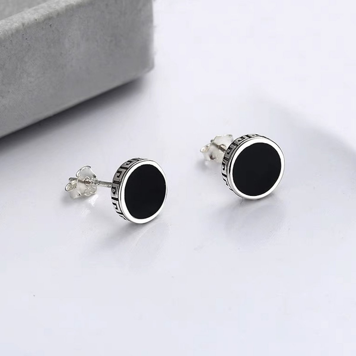 Pendientes redondos de esmalte negro de diseño atemporal - plata de ley