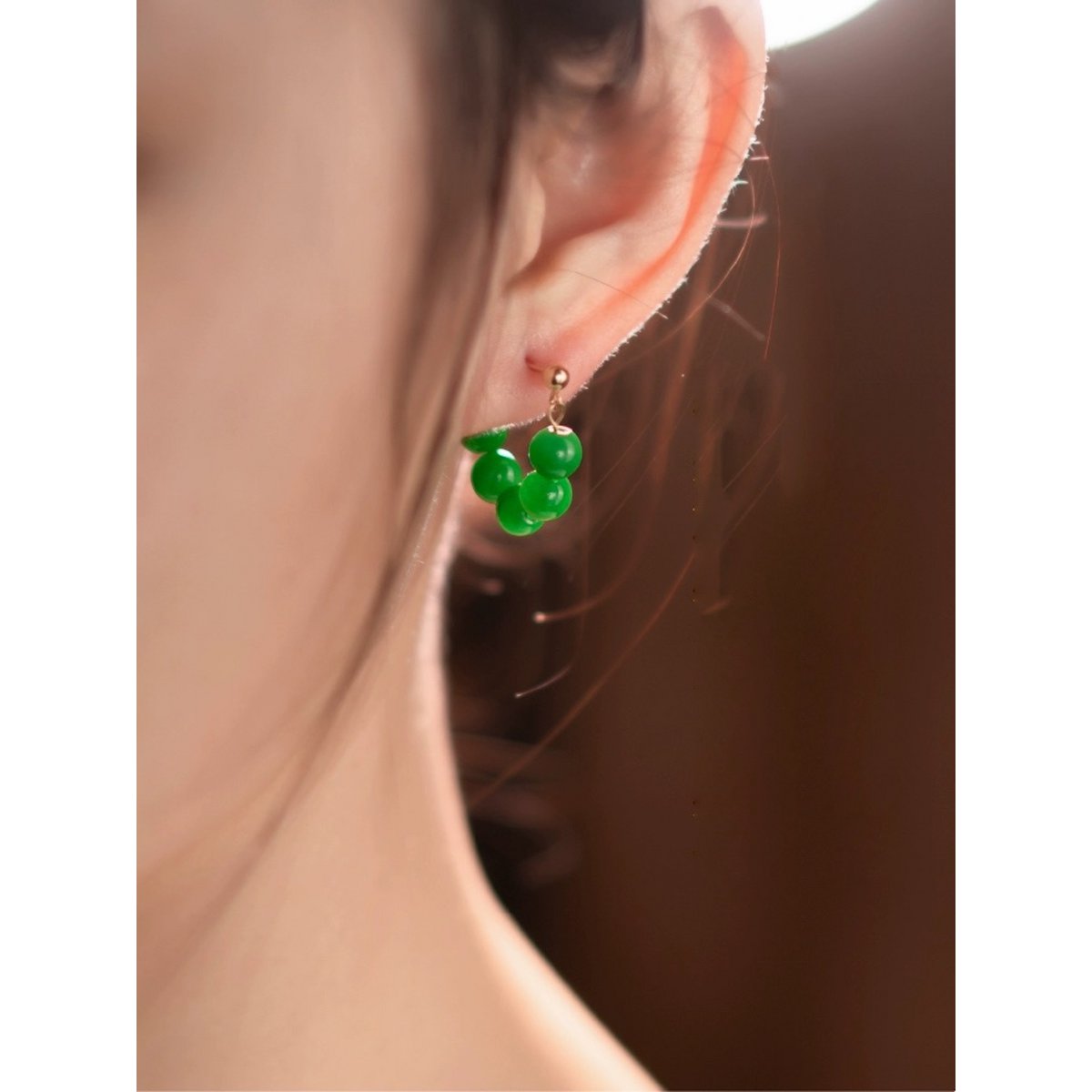 Lindos pendientes de aro de flores pequeñas con cuentas de jade - vermeil dorado