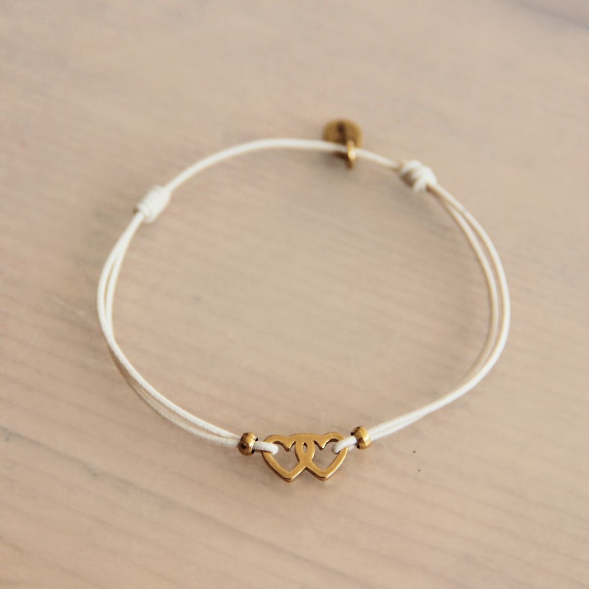 Pulsera Doble Corazón Color Arena Cálida - Oro