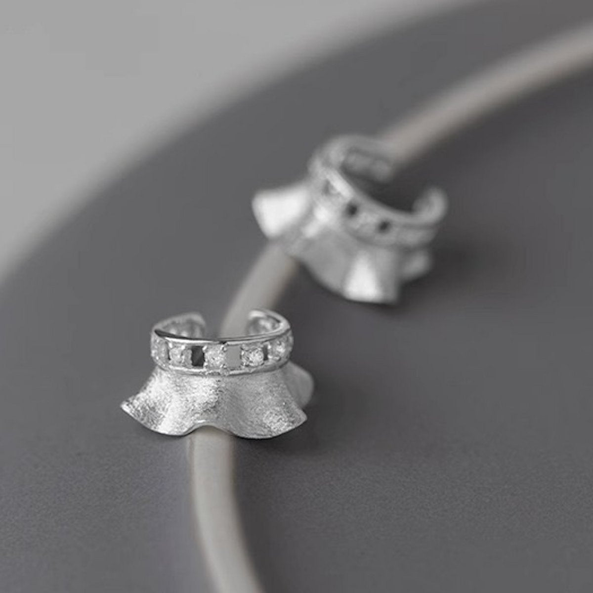 Ear Cuff único - Diseño de falda - Oro vermeil y plata de ley - Una pieza