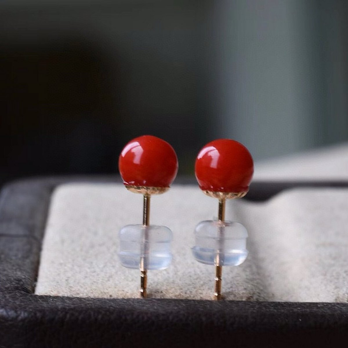 Pendientes atemporales de coral rojo - oro de 18 quilates