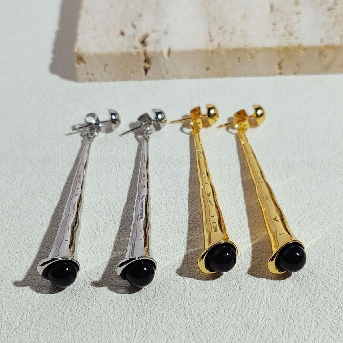 Pendientes geométricos minimalistas con ónix negro