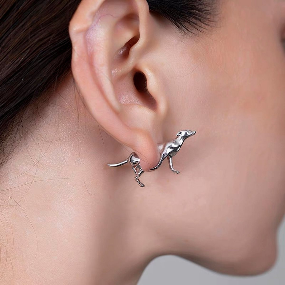 Aretes de plata de doble cara con diseño de cachorro y gato de diseño único en una sola pieza