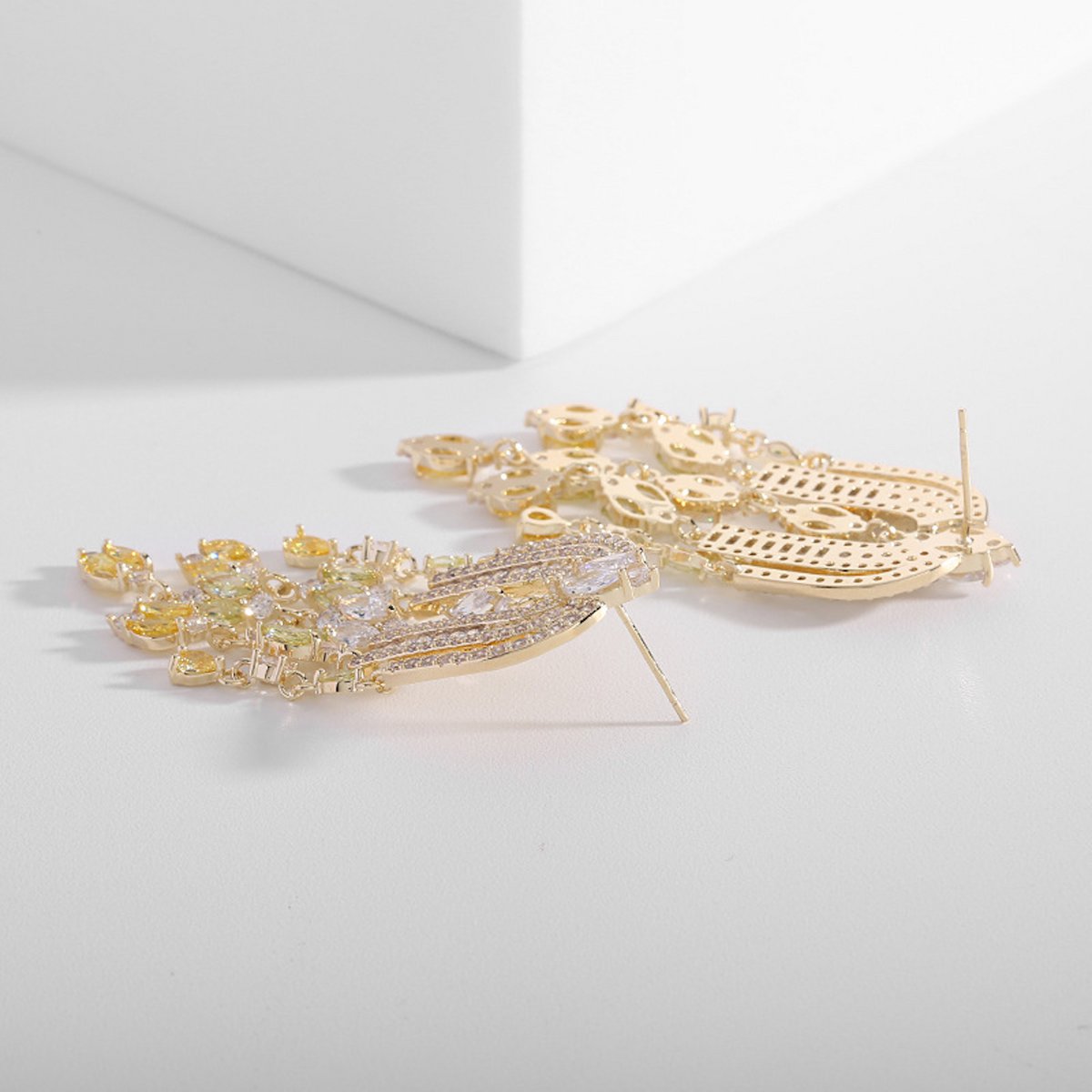Pendientes brillantes de arco real francés con gemas de talla esmeralda-3 colores