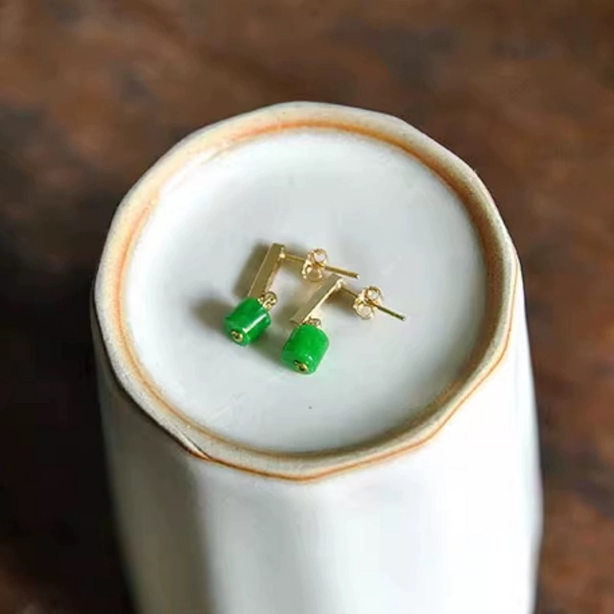 Pendientes minimalistas con barra de jade pequeña - Rellenos de oro de 18 quilates