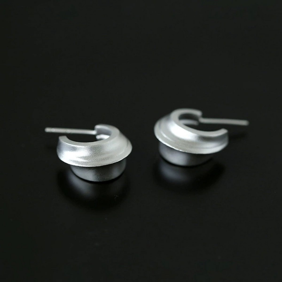 Pendientes de plata mate estilo escultura
