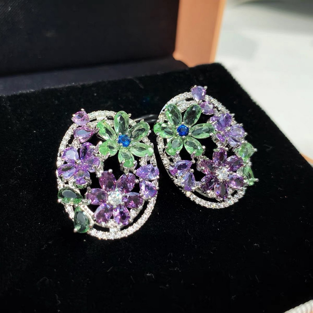 Les Nymphéas Luminescent: pendientes brillantes con piedras preciosas en forma de nenúfar