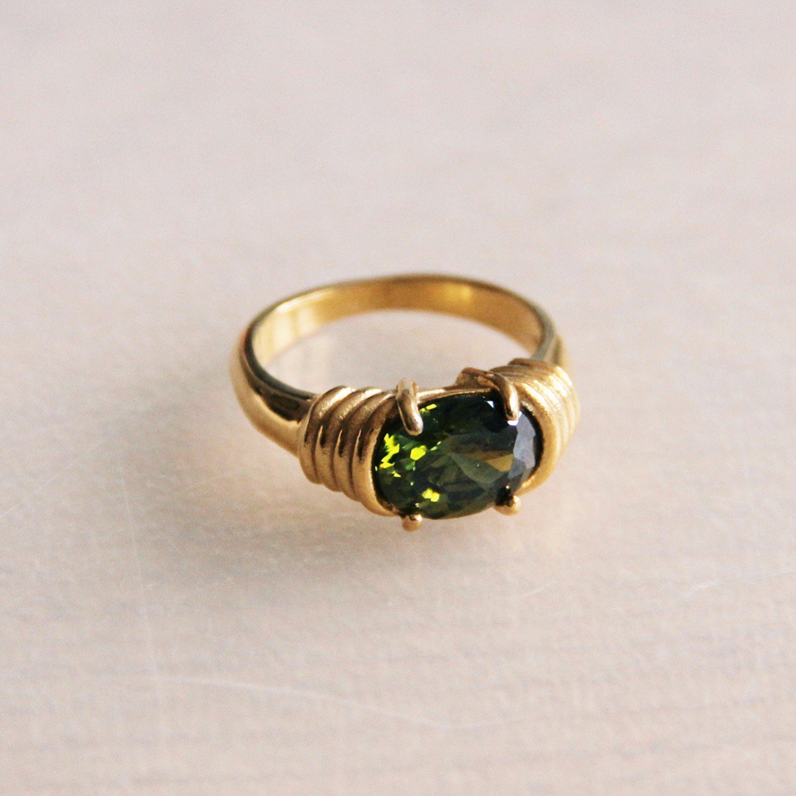 Stalen ring met zirkonia steen - groen/goud