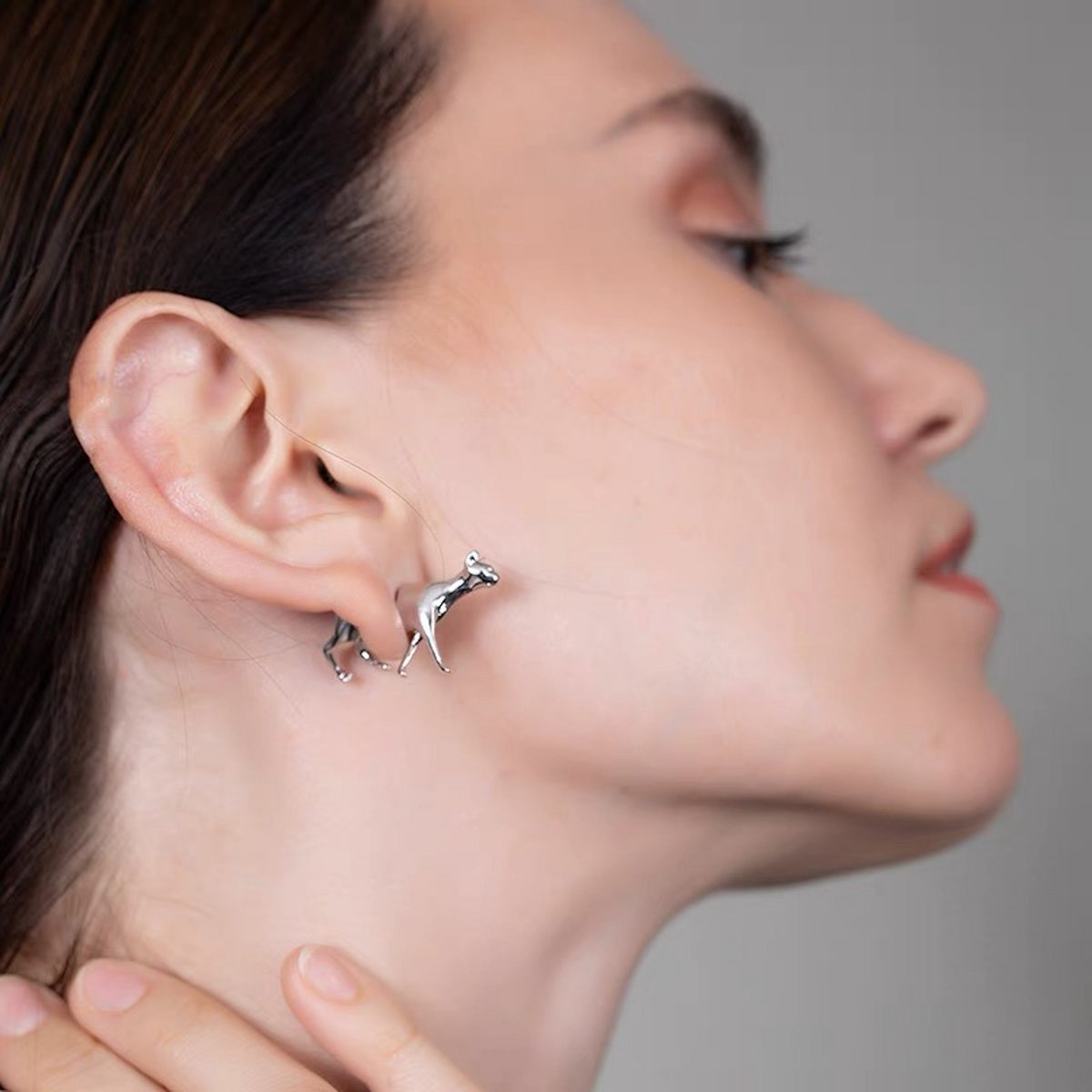 Aretes de plata de doble cara con diseño de cachorro y gato de diseño único en una sola pieza