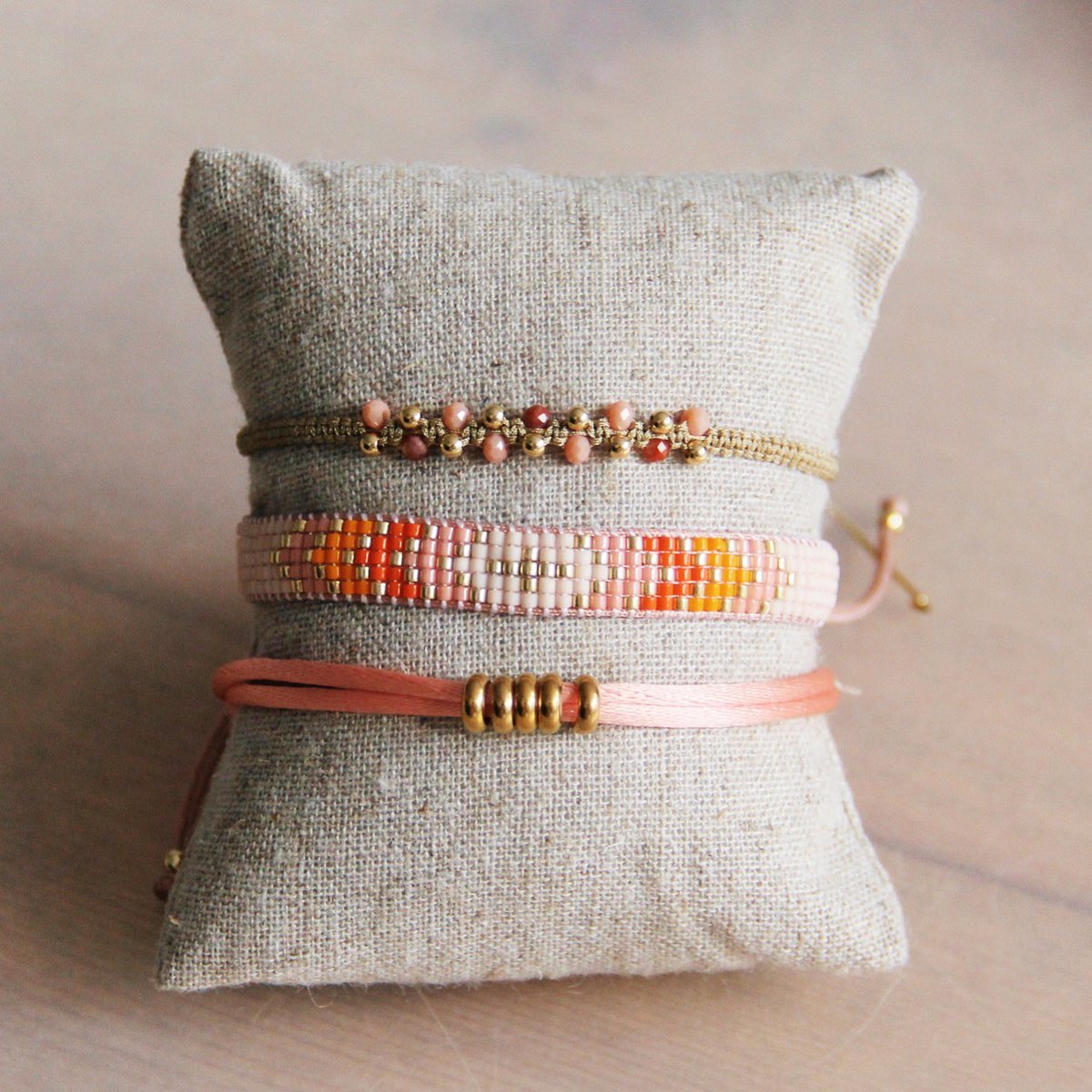 Macramé armband met edelstenen - oudroze