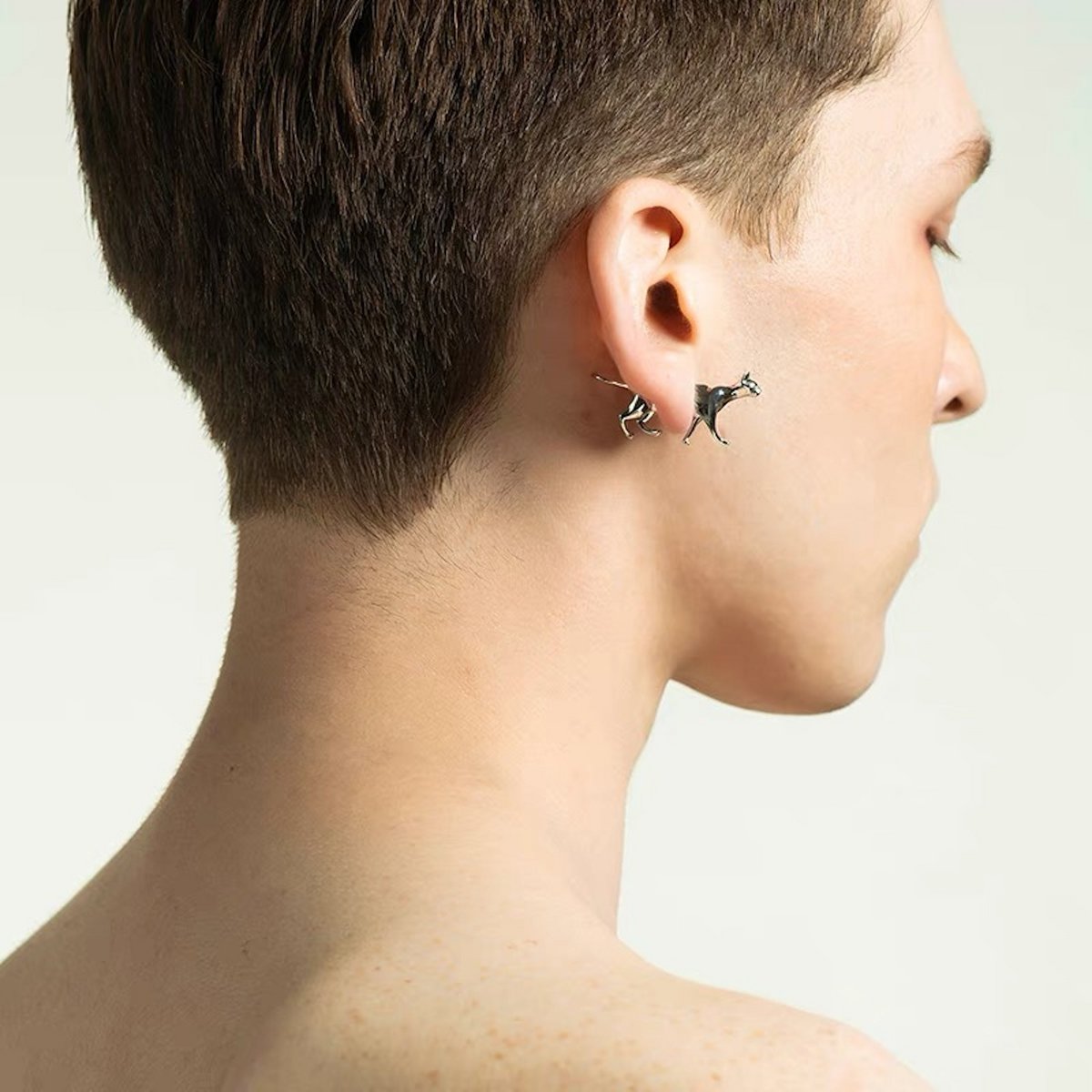 Aretes de plata de doble cara con diseño de cachorro y gato de diseño único en una sola pieza
