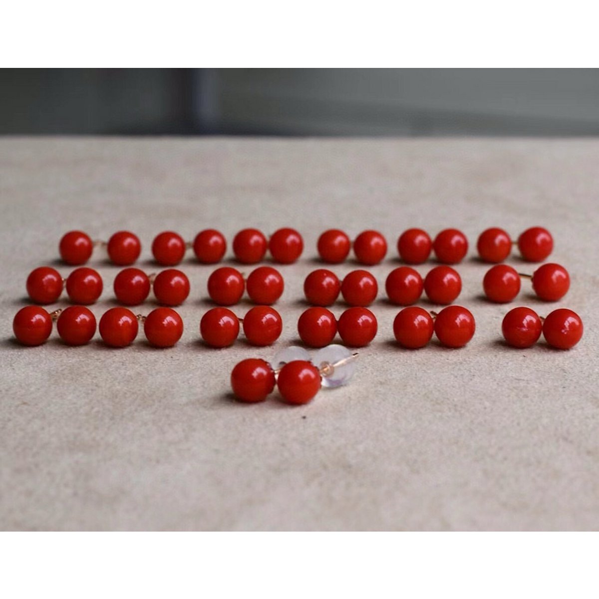 Pendientes atemporales de coral rojo - oro de 18 quilates