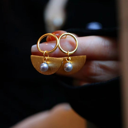 Charmante half ronde Oorbel grijsachtig Zoutwater 'Cultivé Parel' - Goud