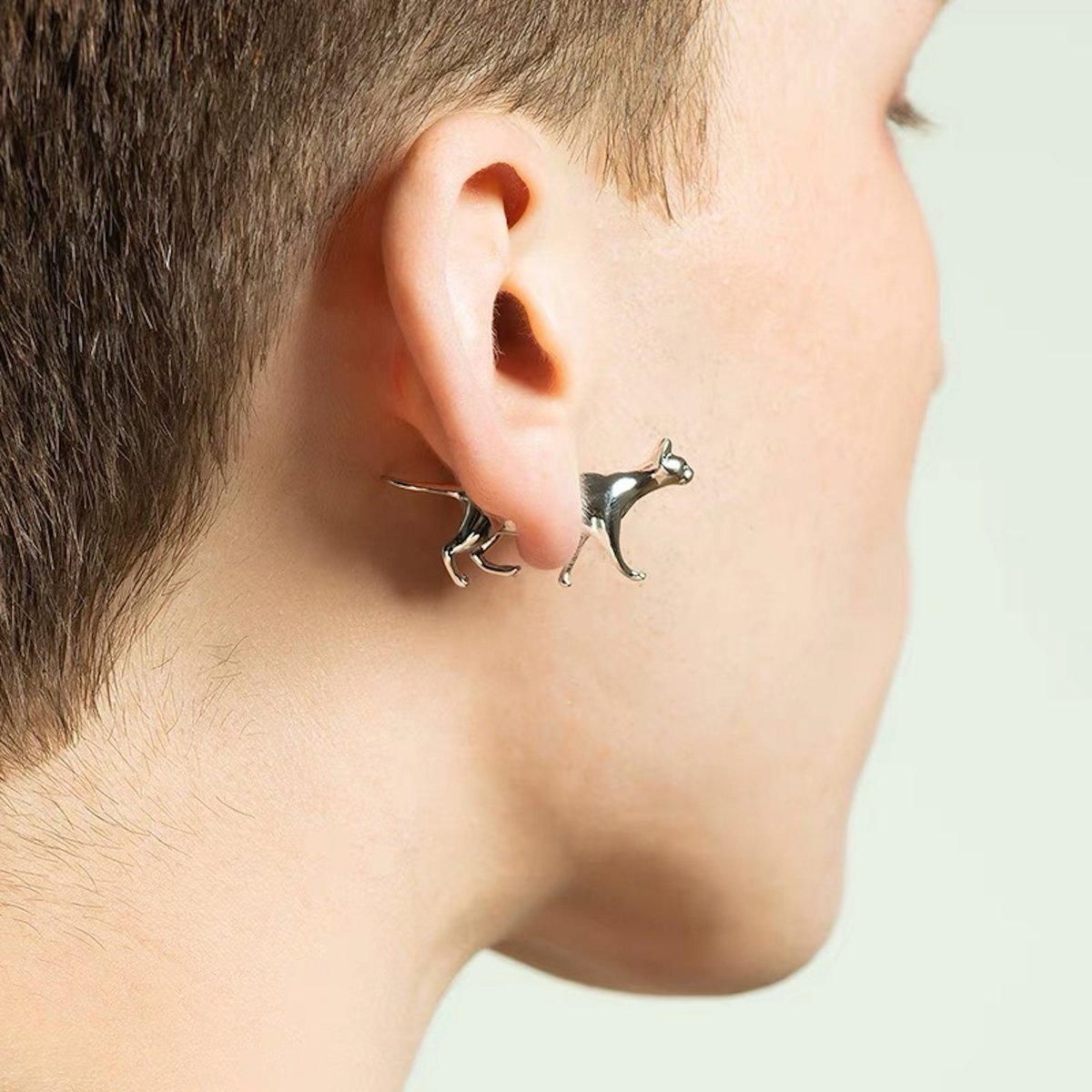 Aretes de plata de doble cara con diseño de cachorro y gato de diseño único en una sola pieza