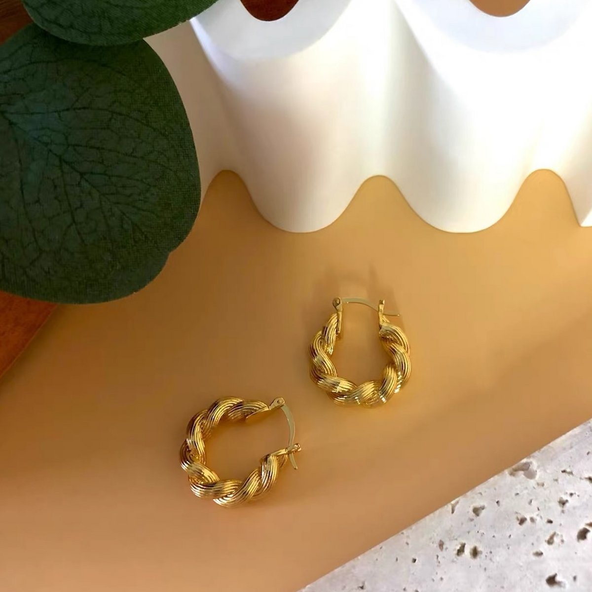 Pendientes trenzados dorados estilo vintage