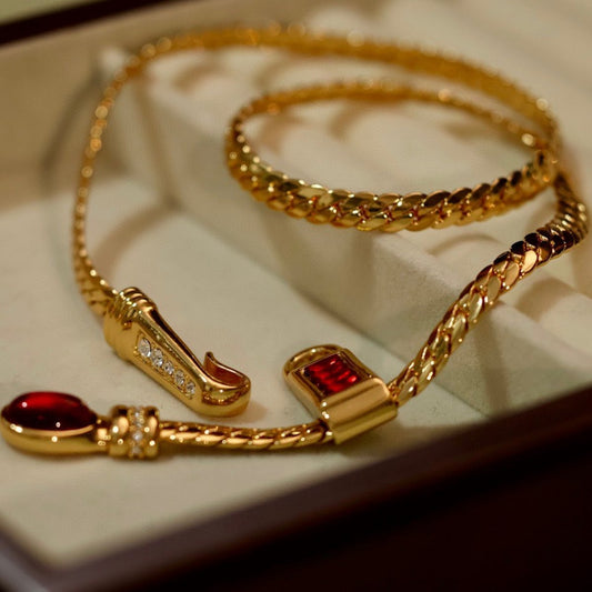 Vintage geïnspireerde dikke ketting van bot met robijnrode look