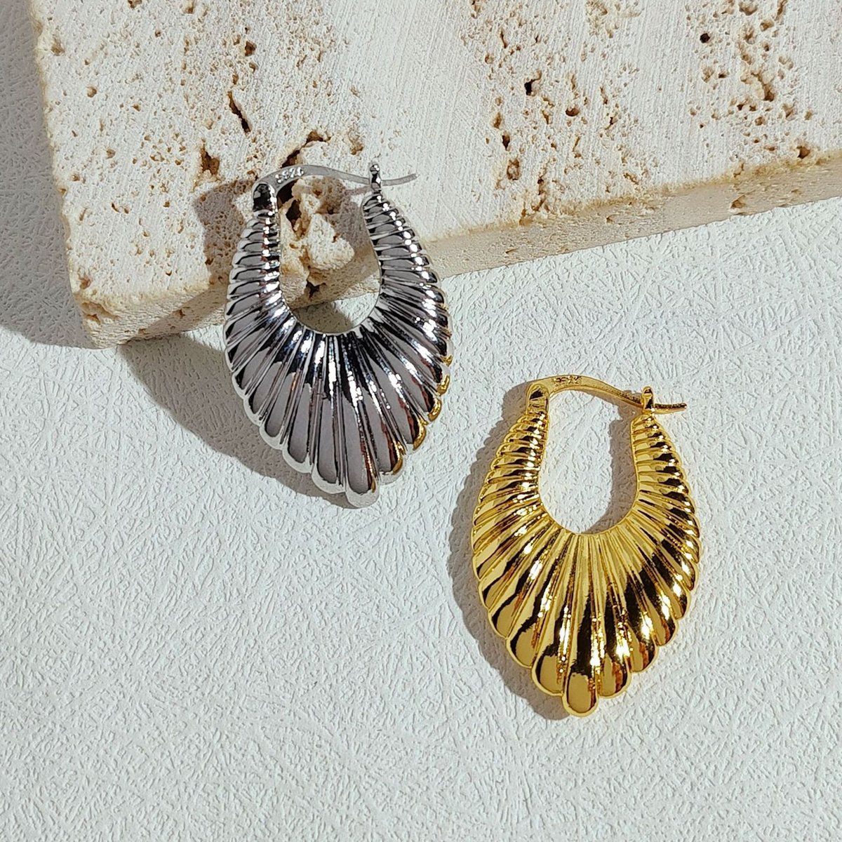 Minimalismo, diseño fluido, pendientes con motivos geométricos - oro y plata