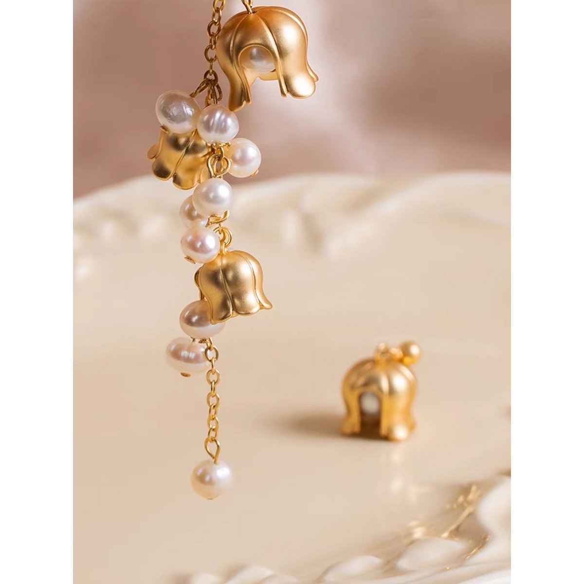 Pendientes colgantes de perlas asimétricas de lirio de los valles - Diseño de flor Muguet de inspiración vintage-oro y plata