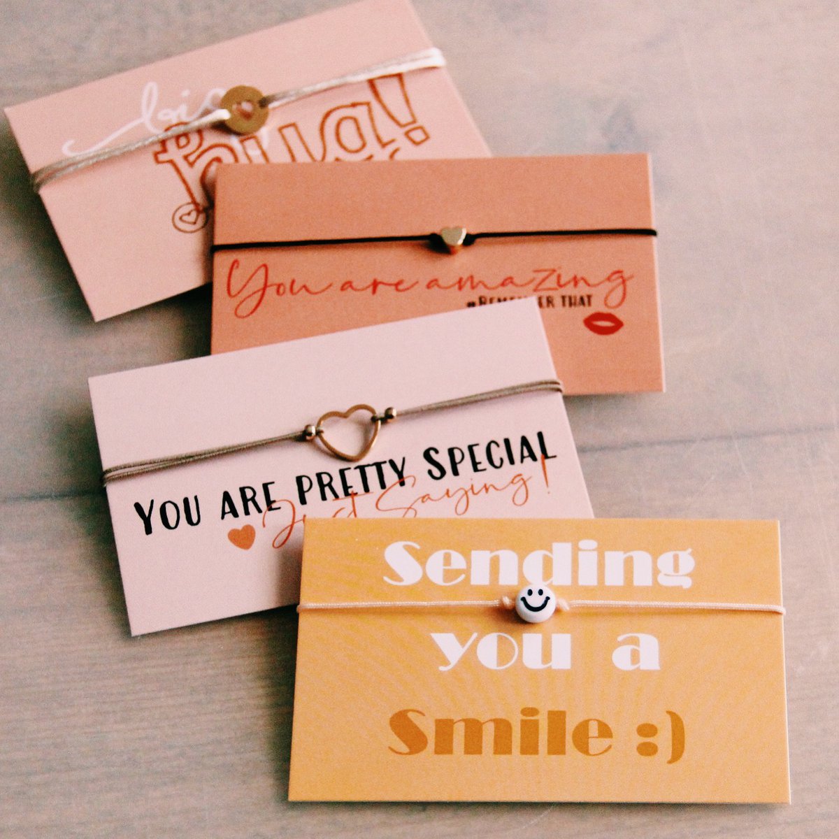 Wenskaart "You're amazing" met hartjes armband