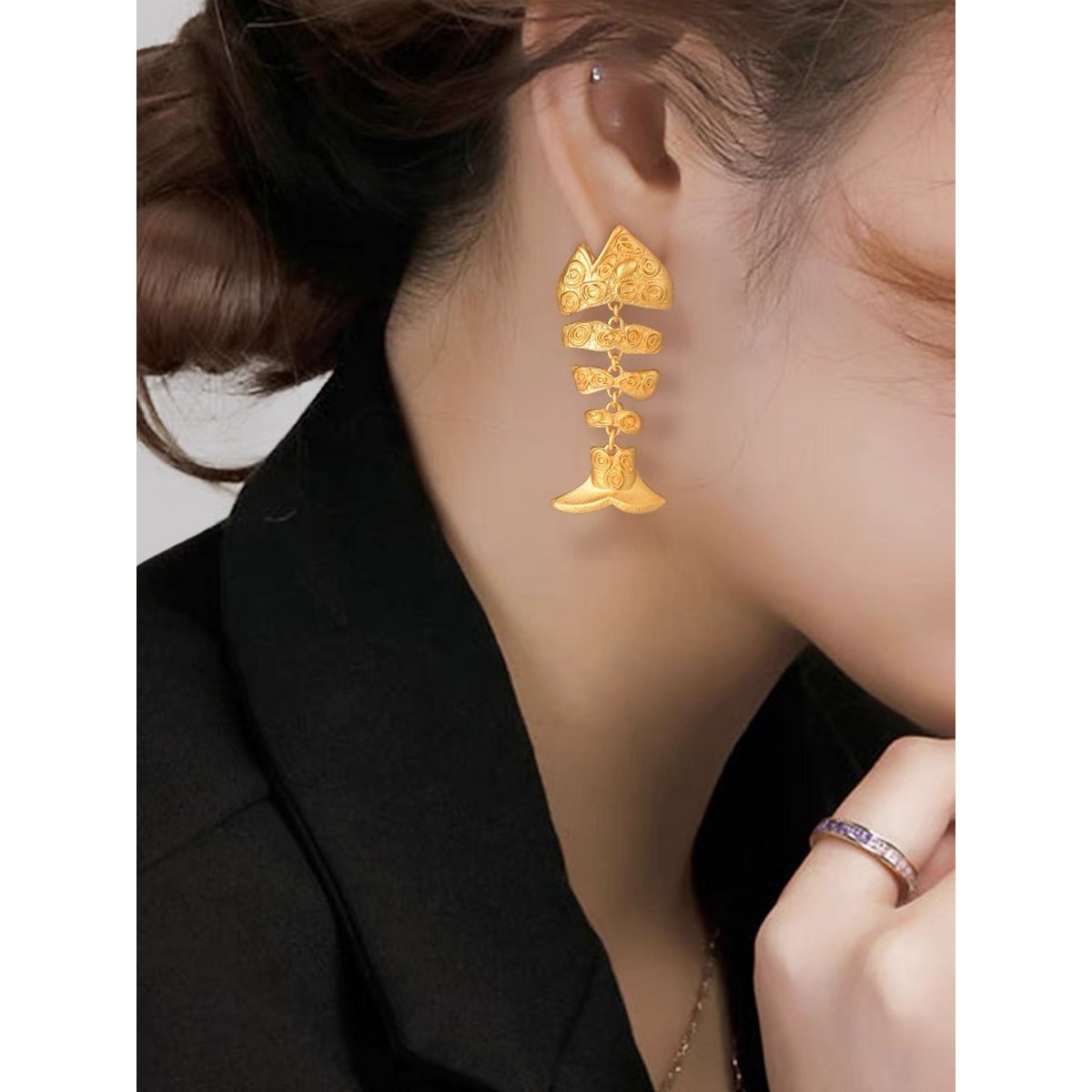 Pendientes chapados en oro con gruesa espiga: pieza de inspiración vintage