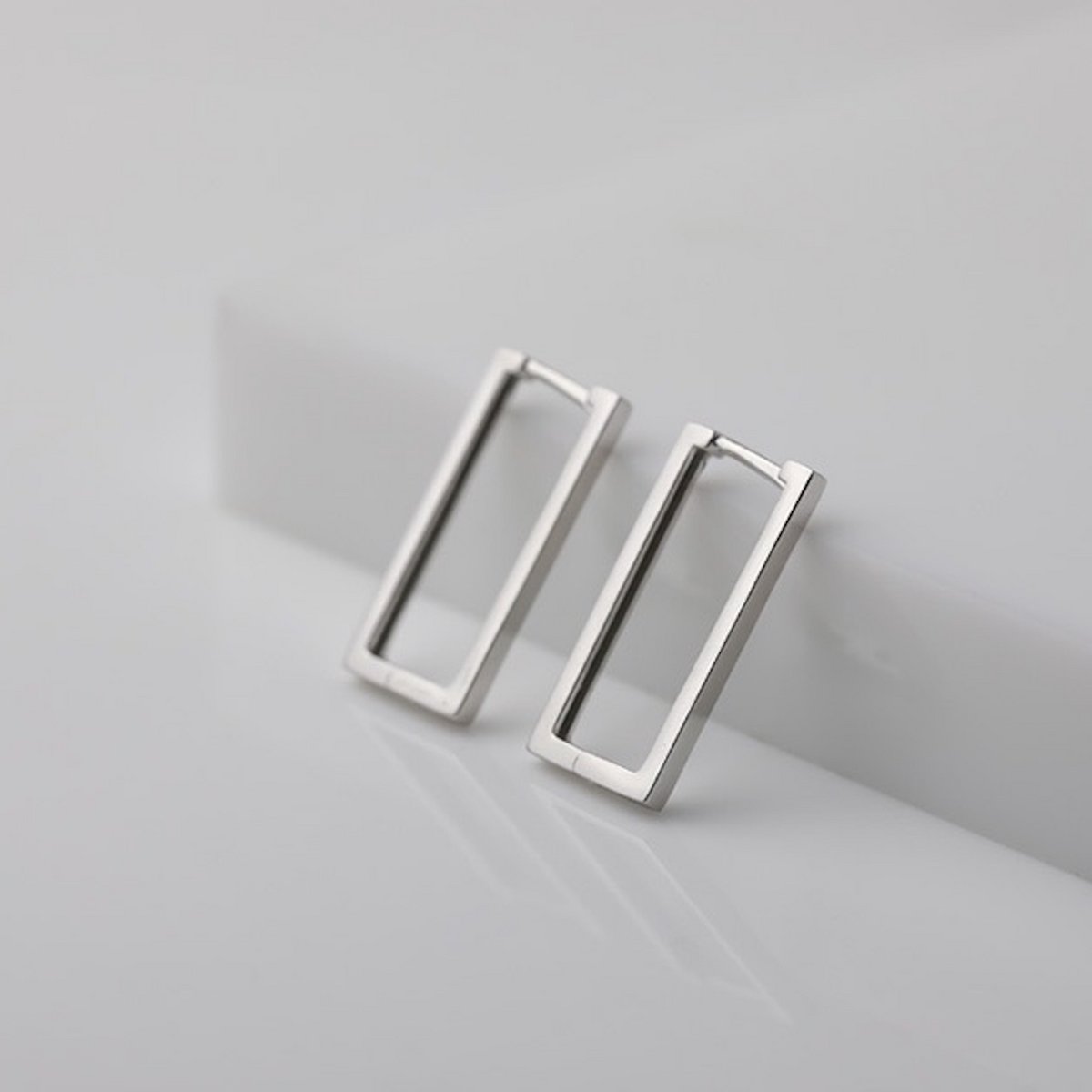 Pendientes largos cuadrados sutiles - plata u oro