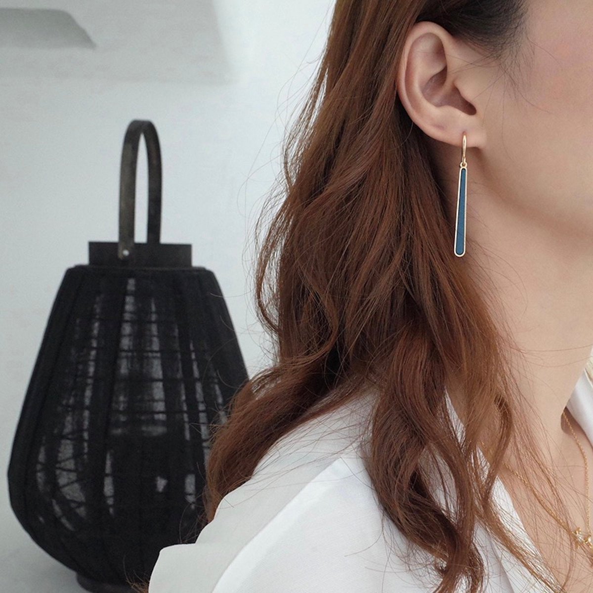 Pendiente de esmalte línea azul geométrica minimalista