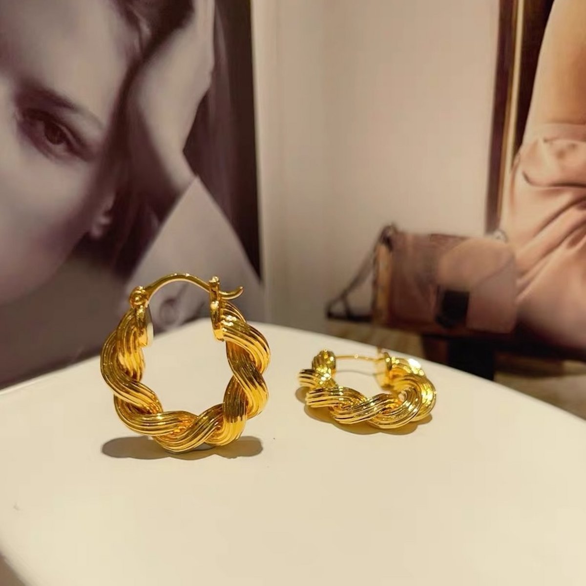 Pendientes trenzados dorados estilo vintage