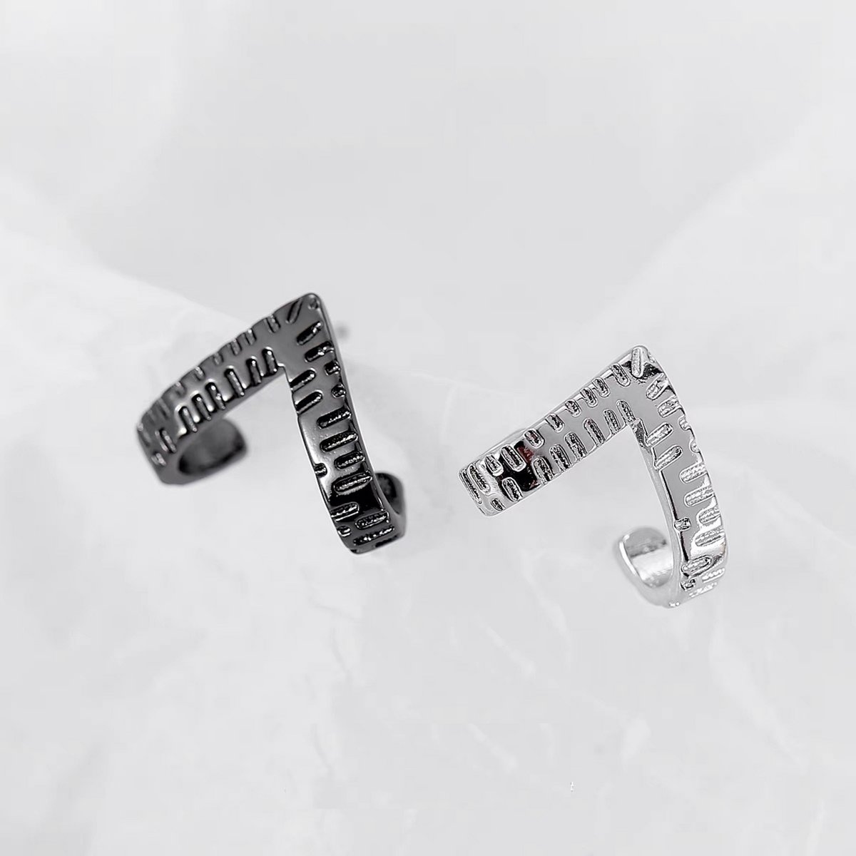 Uniek ontwerp V-vormige oorstekers - zwart en zilver