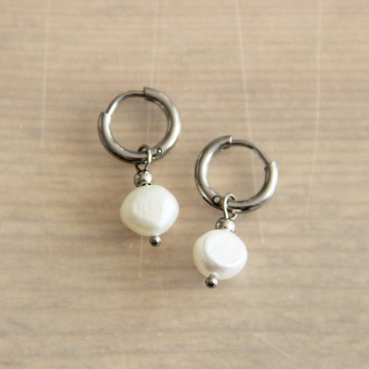 Pendientes de aro de acero inoxidable con gota de perlas de agua dulce - plata