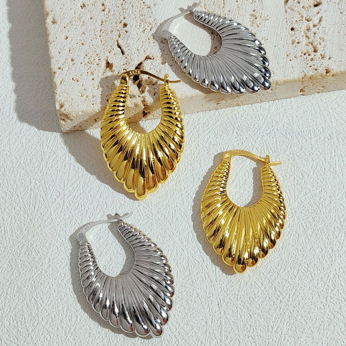 Minimalismo, diseño fluido, pendientes con motivos geométricos - oro y plata
