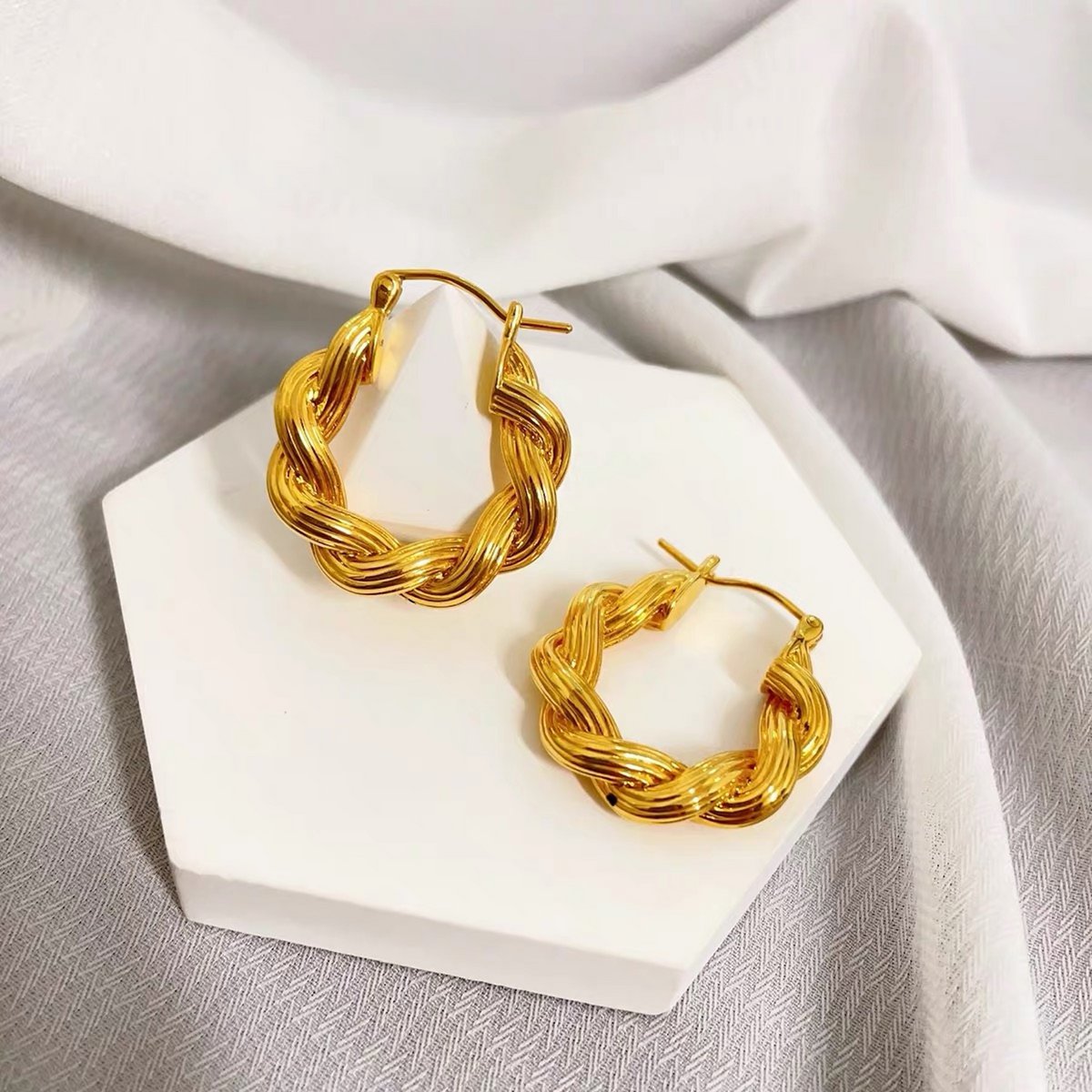 Pendientes trenzados dorados estilo vintage