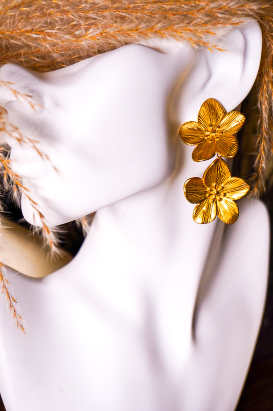 Vrouwelijke Oorbellen met Dubbele Bloemen - Goud