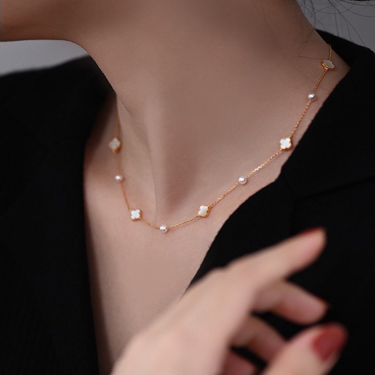 Elegante trébol de la suerte "Madre Perla" y perlas naturales de agua dulce.