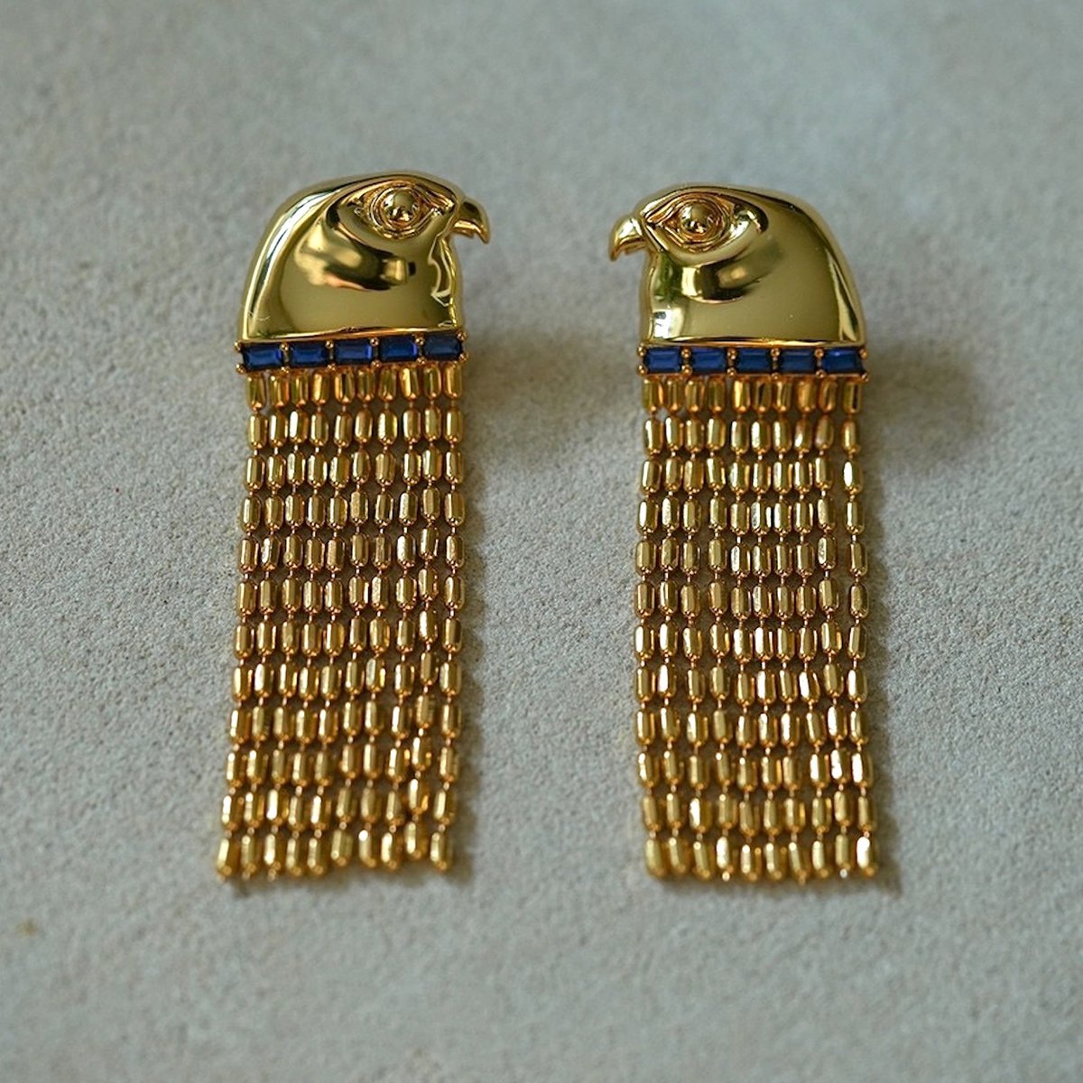 Oorbellen met adelaarskop en Egyptisch ontwerp met kwastjes - verguld