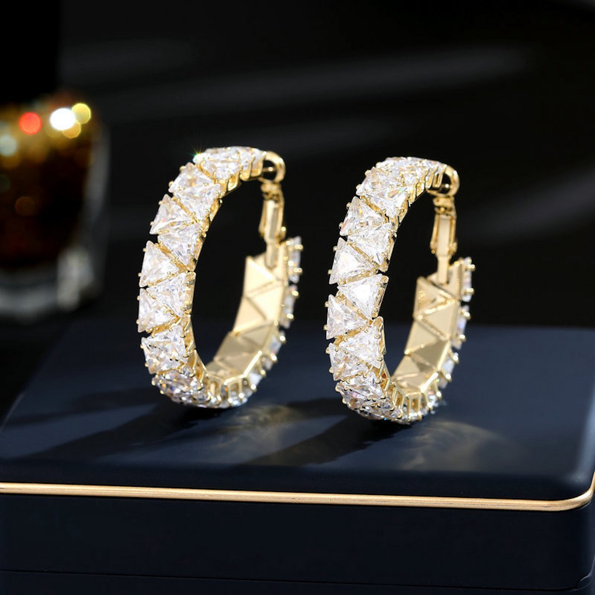 Luxe hoepeloorbellen met diamantlook