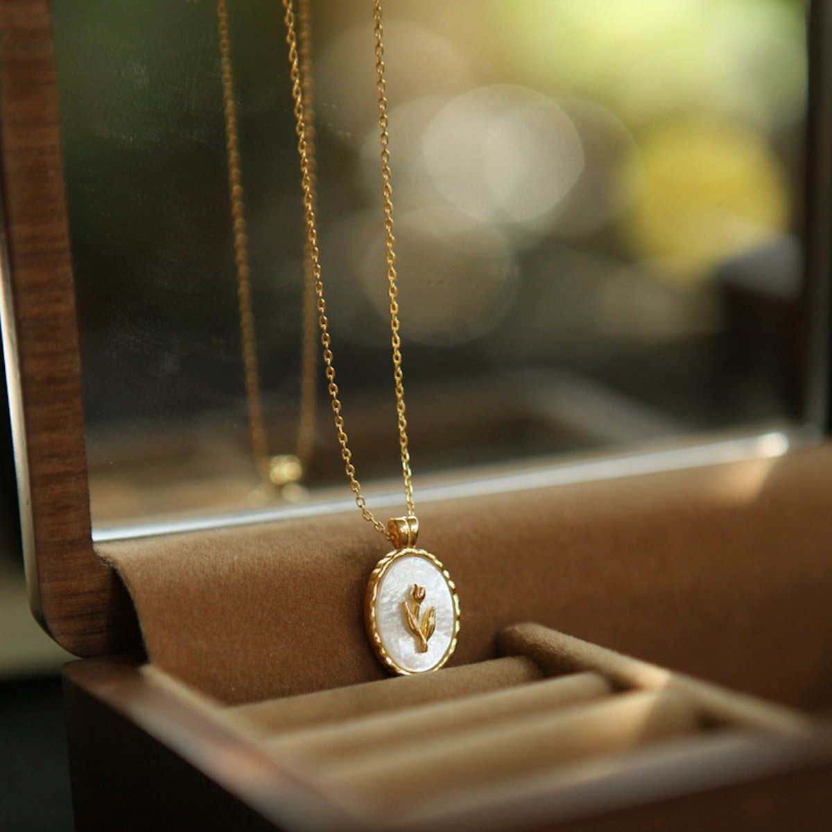 Tijdloze MOP tulp hanger ketting - verguld en sterling zilver