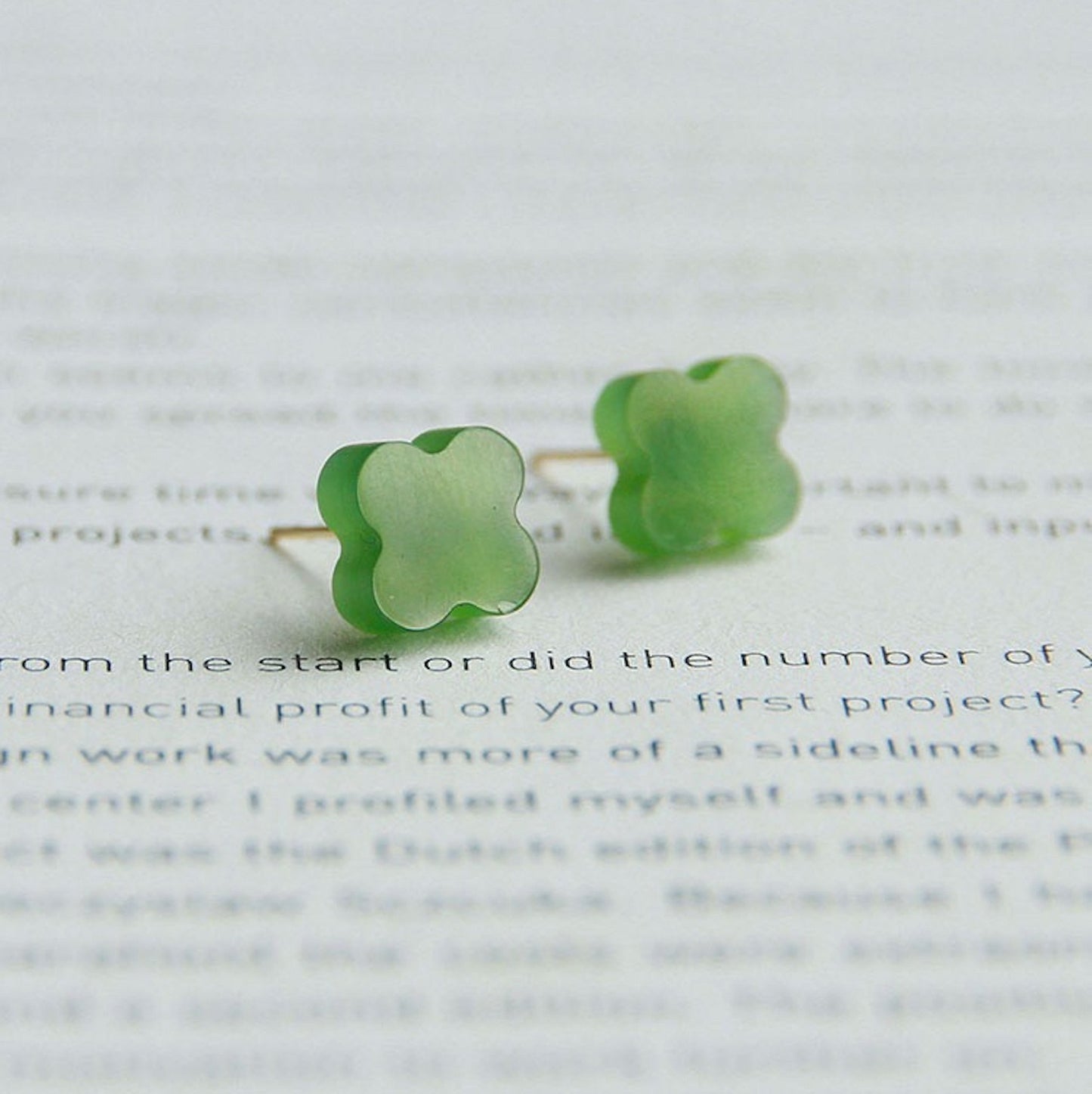 Natuurlijke Tian jade geluksklaver oorstekers - 18K goud