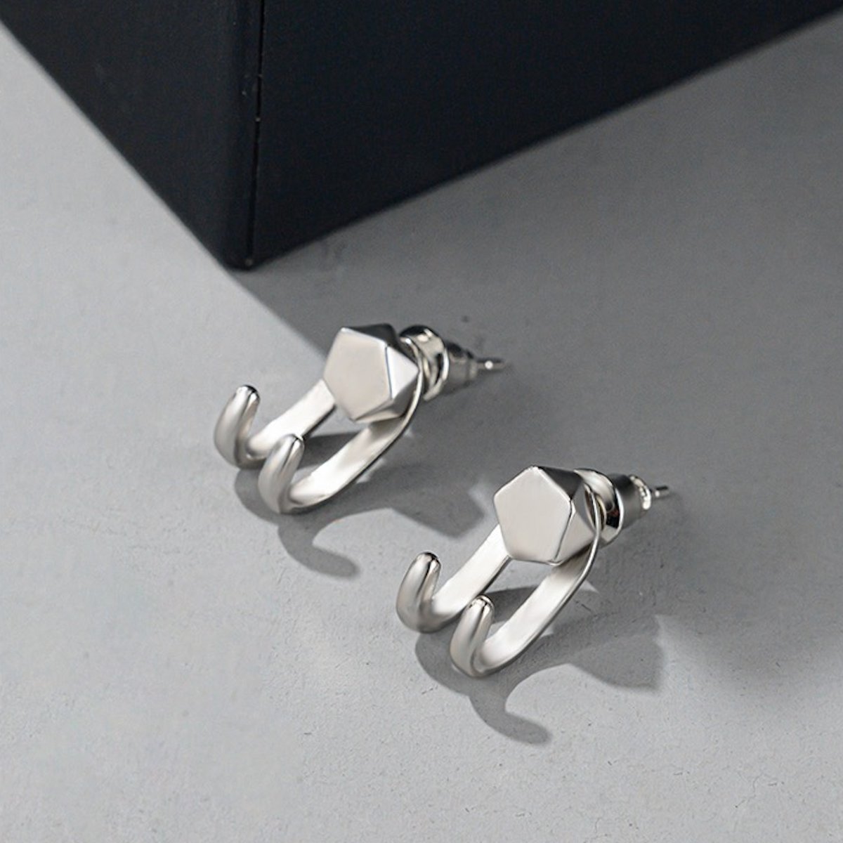 Uniek design oorstekers met dikke haakjes, zwart en zilver